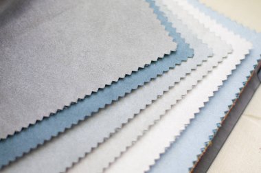 Gri ve mavi renkli kadife kumaş paleti