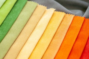 Yeşil, sarı, turuncu ve kırmızı kadife kumaş örnekleri