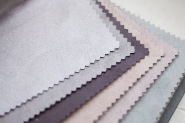 Kadife kumaşın gri renkleri. Kadife kumaş örnekleri, yakın plan fotoğraf.