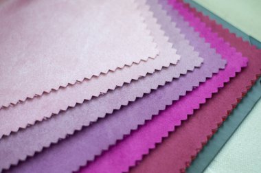 Pembe, eflatun ve kırmızı kadife kumaş örnekleri.