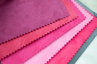 Kırmızı ve kırmızı kadife kumaş örnekleri