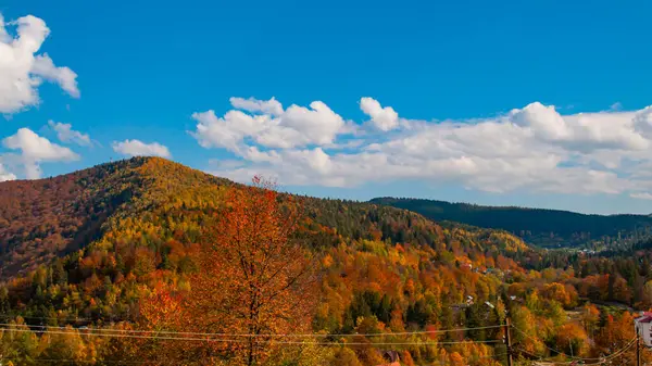 白雲の青空に対する秋の山の風景 — ストック写真