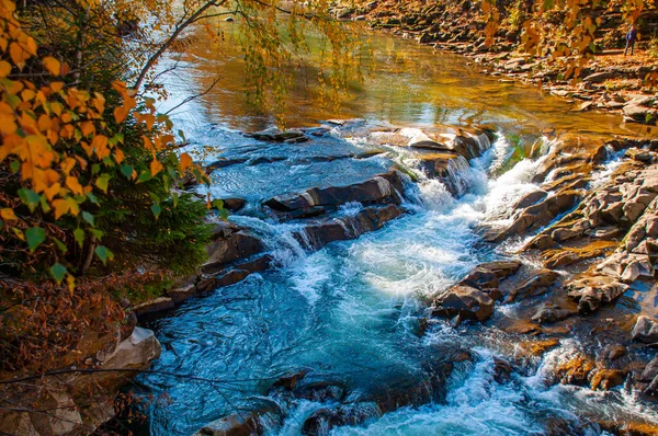 山の川からのラピッズ 山の川の青いオキシン — ストック写真