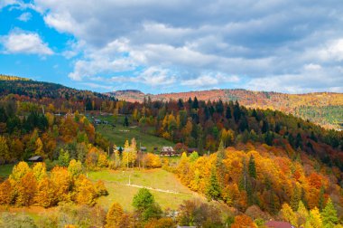 Sonbahar güneşli dağ manzarası bulutlardan gelen gölgelerle