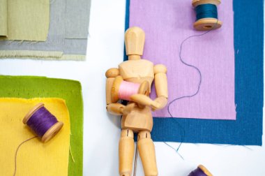 Renkli kumaşlı ahşap manken.