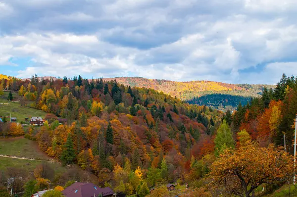 Sonbahar dağ manzarası bulutlu gökyüzünün arka planına karşı