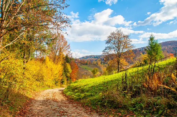 Sonbahar manzarası arasında dağ yolu. Sonbahar manzarası