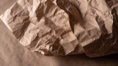 Düşen yaprakların kağıdı. Buruşuk kahverengi kağıdın arka planı. Kağıttan desenli arkaplan