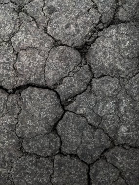 Kuru toprak deseni ve çatlak dünya perspektifi. Sıcak iklim kuraklığının çöl arkaplan sembolü. Küresel ısınma beyazda izole