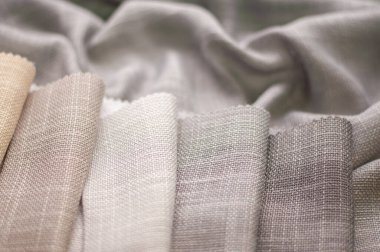 Ev yapımı tekstil ve perdeler için süt, bej ve gri renkli kumaş. Perdeler için kumaşın renk paleti.
