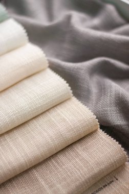 Ev yapımı tekstil ve perdeler için süt, bej ve gri renkli kumaş. Perdeler için kumaşın renk paleti.