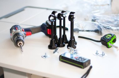 Perdeler için korniklerin iç kısımlarına yerleştirme aletleri ve aksesuarları. Beyaz arkaplanda perde ve tüller için araçlar ve aksesuarlar