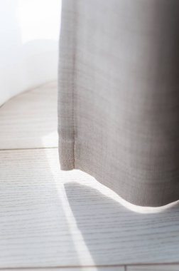 Çarşaf perdesinin bir parçası. Yakın plan. Yerdeki perdelerin gölgesi.