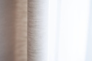 Çarşaf perdeleri yakın çekim. Açık renk keten perdeler..