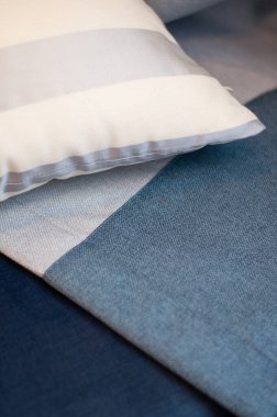 Gri ve mavi yastık parçaları. Ev yapımı tekstil. Dekoratif yastık.