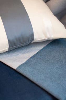 Gri ve mavi yastık parçaları. Ev yapımı tekstil. Dekoratif yastık.