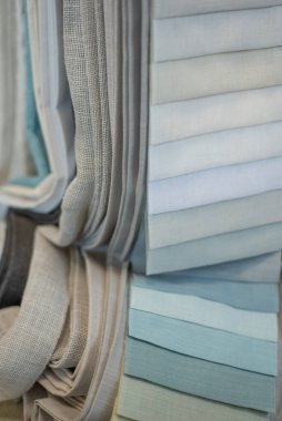 Perde ve tüller için kumaş örneklerinin arka planı. Kumaş örneklerinden hafif arkaplan.