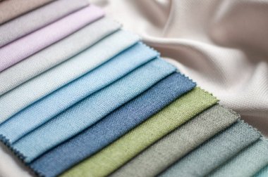 Perdeler için pembe, mavi ve yeşil kumaş örnekleri. Yakın çekim perdeleri için kumaş rengi paleti.