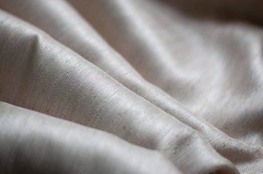 Gri desenli kumaş katları. Kumaşın gri arkaplanı. Perdeler ve ev dekorasyonu için kumaş.