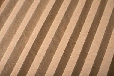 Oluklu kahverengi kağıt. Düşen yapraklardan katlanmış kağıt. Kahverengi kağıt.