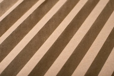 Oluklu kahverengi kağıt. Düşen yapraklardan katlanmış kağıt. Kahverengi kağıt.