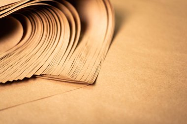 El işi kağıtlarıyla dolu bir arka plan. Kahverengi kağıt. Kahverengi kağıt sayfaları