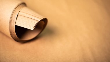 Kahverengi kraft kağıt arka plan ve kağıt rulo. Kağıt kaplamalı arka plan.