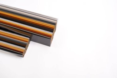 Mağazadaki pencereler için tahta panjur örnekleri. Beyaz arka planda tahta panjurlar