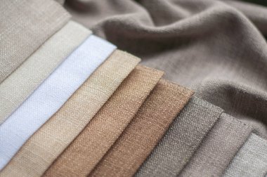 Ev yapımı tekstil ve perdeler için süt, bej ve gri renkli kumaş. Perdeler için kumaşın renk paleti.