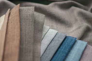 Perdeler için kahverengi ve mavi kumaşlar, perdeler için kumaş örnekleri..