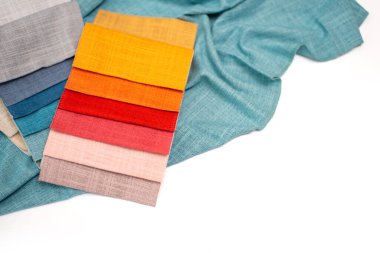 Perdeler için parlak kumaş örnekleri. Beyaz ve turkuaz arka planı olan kırmızı, sarı ve yeşil kumaş örnekleri..