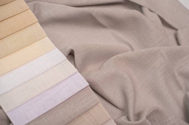 İç dekorasyon için kumaş örnekleri perdeler, yastık kılıfları ve yatak örtüleri için kumaş örnekleri. Perdeler için desenli çok renkli kumaş