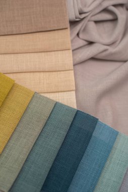 İç dekorasyon için yumuşacık kumaş örnekleri, dikiş perdeleri ve yatak örtüleri. Çok renkli perdeler için kumaş.