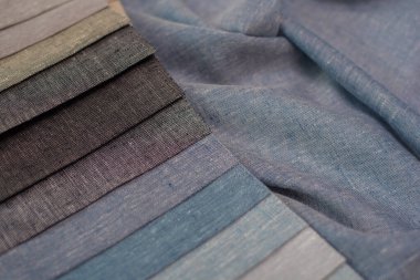 Keten desenli perdeler için gri mavi kumaşlar. İç dekorasyon için kumaşlar, dikiş perdeleri, yatak örtüleri ve yastık kılıfları..