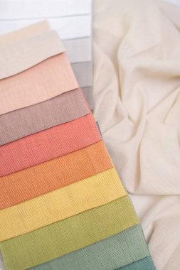 Ev dekorasyonu için parlak turuncu ve pembe kumaş. Perdeler ve tüller için kumaş örnekleri.