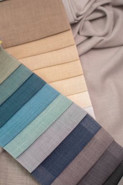 İç dekorasyon için kumaş örnekleri perdeler, yastık kılıfları ve yatak örtüleri için kumaş örnekleri. Perdeler için desenli çok renkli kumaş