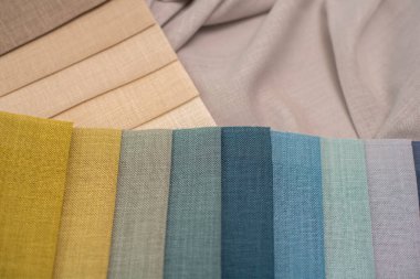 İç dekorasyon için kumaş örnekleri perdeler, yastık kılıfları ve yatak örtüleri için kumaş örnekleri. Perdeler için desenli çok renkli kumaş