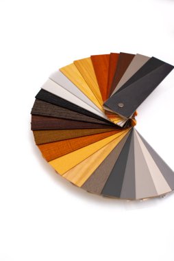 Mağazadaki pencereler için tahta panjur örnekleri. Beyaz arka planda tahta panjurlar