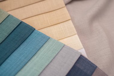 İç dekorasyon için yumuşacık kumaş örnekleri, dikiş perdeleri ve yatak örtüleri. Çok renkli perdeler için kumaş.