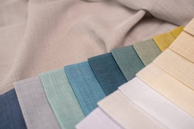 Perdeler için süt ve gri kumaş örnekleri. İç dekorasyon ve perdeler için kumaş