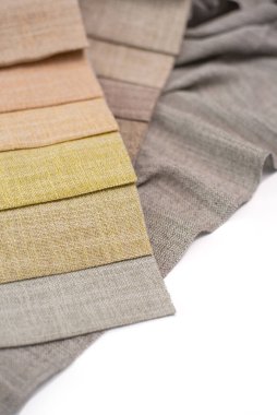 Beyaz arka planda sıcak renklerde perdeler için kumaş örnekleri. Perdeler için kumaşın renk paleti