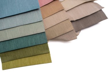 Her numunenin pürüzsüz bir dokusu ve hafif bir parıltısı var. Onlara zarif bir görünüm veriyor. Bu kumaşlar döşeme, perde ya da iç dekorasyon için kullanılabilir..