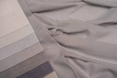 Gri tonlu perdeler için keten kumaş örnekleri. Perdeler için ince keten kumaş.