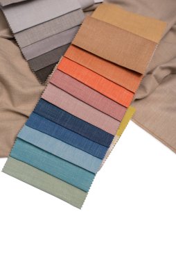 Perdeler için yoğun dokulu kumaş. Beyaz arkaplanda bej, turuncu ve mavi renkli perdeler için kumaş örnekleri.