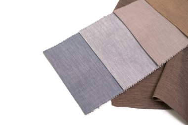 Beyaz arka planda bej, kahverengi ve mavi renkli perdeler için kumaş örnekleri. İç dekorasyon için kumaş