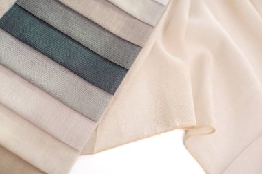 Bej ve gri tonlarda perdeler için ince ağ kumaşı. Beyaz arkaplanda tül için kumaş.