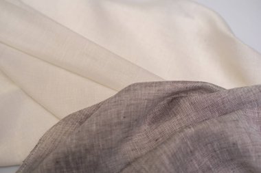 Tül için süt ve gri kumaş örnekleri. Perdeler için açık ve şeffaf kumaş. Kumaşlar kapatın.