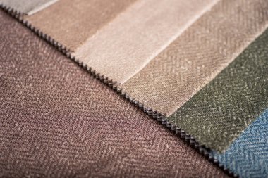 Renkli Herringbone Kumaş Örnekleri Mavi, Bej, Yeşil ve Terracotta Tonlarında Tekstil Örnekleri.