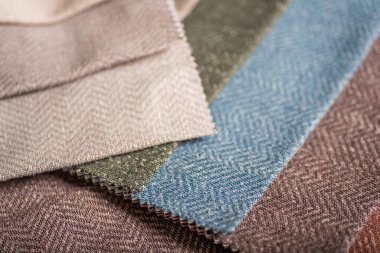 Renkli Herringbone Kumaş Örnekleri Mavi, Bej, Yeşil ve Terracotta Tonlarında Tekstil Örnekleri.