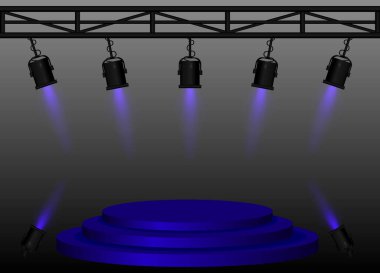 Sahne mor spot ışığı. Yüksek dairesel platform, siyah sahne ışıkları yayılan kirişler, metal kiriş yapısı, performans ayarları, olay aydınlatma, sunum alanı, tiyatro ekipmanları